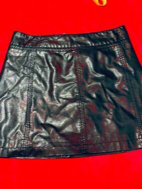 Free People Blk Vegan Faux Leather Mini Skirt w/ Exposed Back Zipper Sz M A429